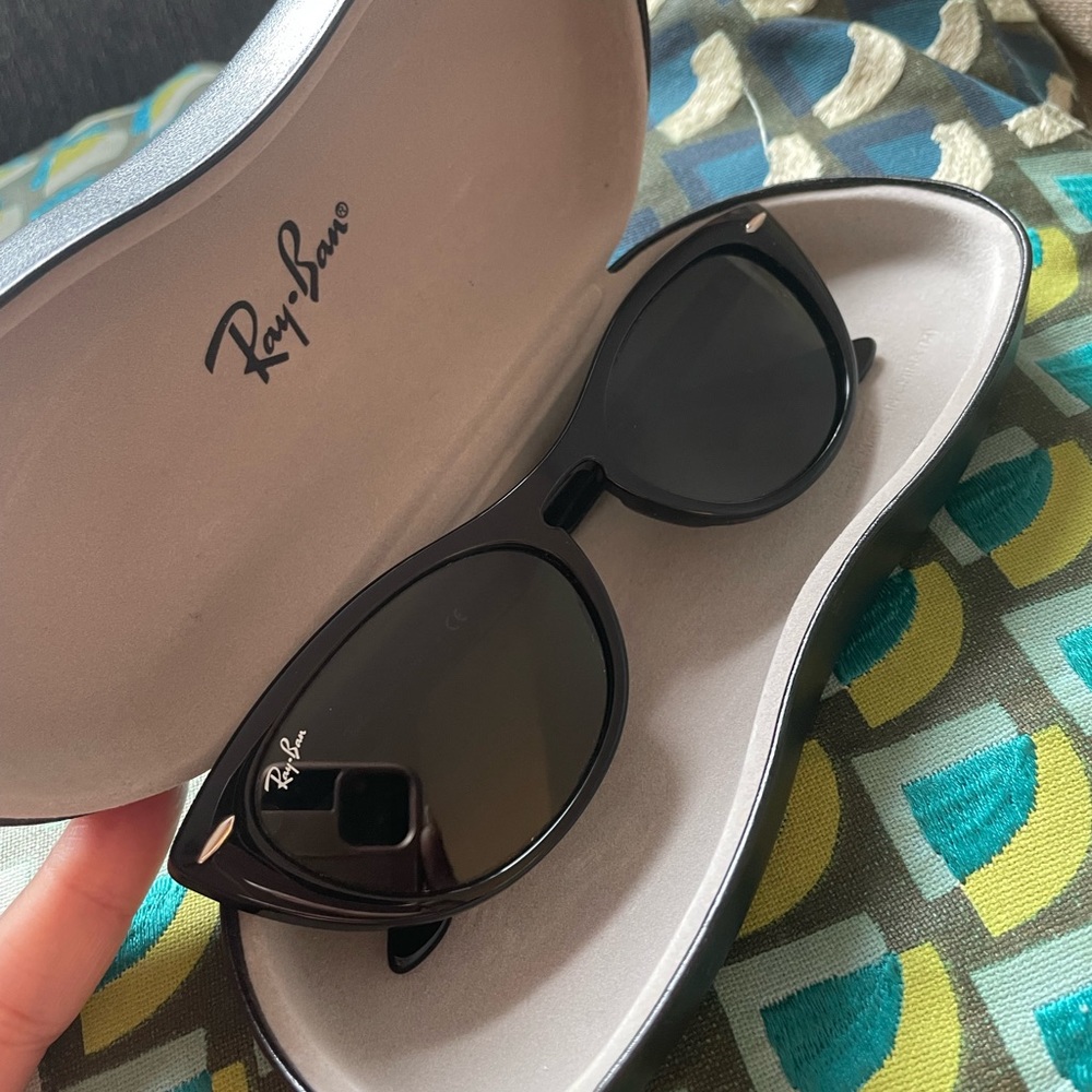 Raybans (AUTHENTIC) and new! No scratches or marks.